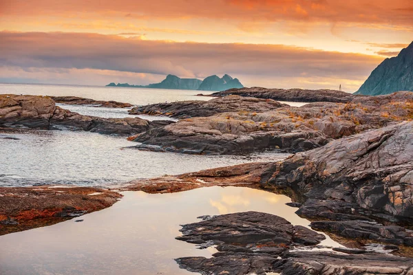 Steniga Havsstrand Kvällen Solnedgång Över Den Vackra Bukten Vackra Vilda — Stockfoto