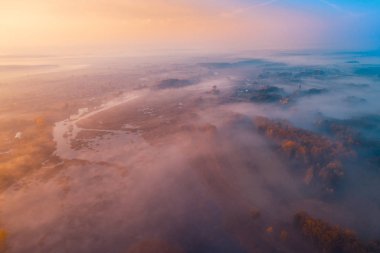 Sisli sabah erken. Kırsal ve ülke yolun havadan görünümü