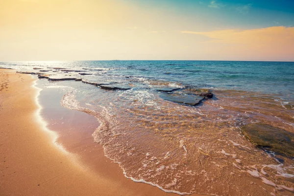 Rotsachtige Kust Zomer Prachtig Zeegezicht Sunset Beach — Stockfoto