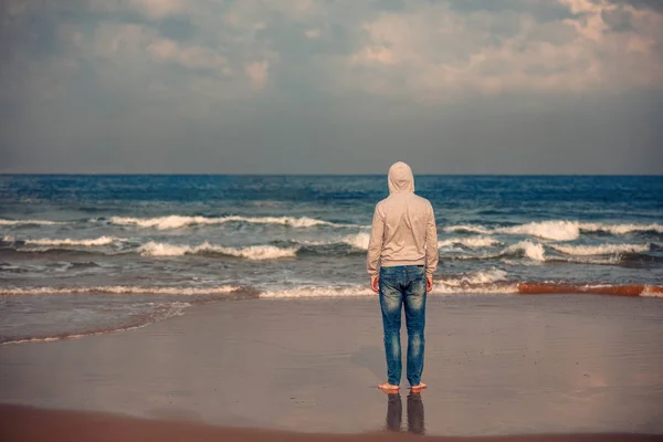 Man Beach Man Standing Barefoot Beach Looking Sea — Stock Photo, Image