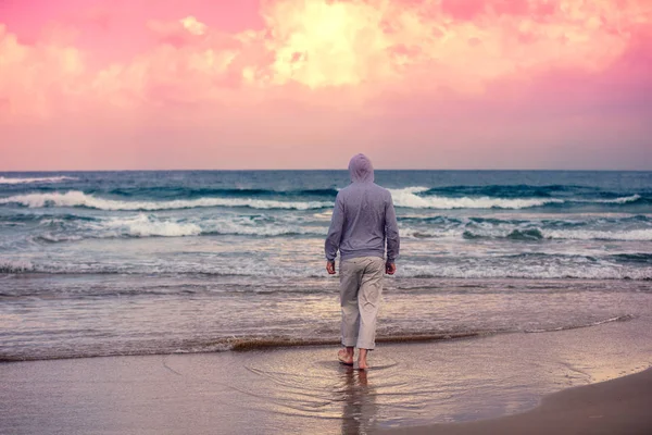 Homme Marche Pieds Nus Sur Plage Regarde Coucher Soleil Magique — Photo