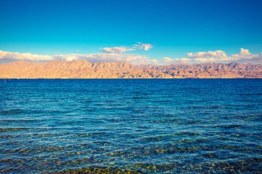 Kızıl Deniz ve dağ manzarası. Eilat, İsrail