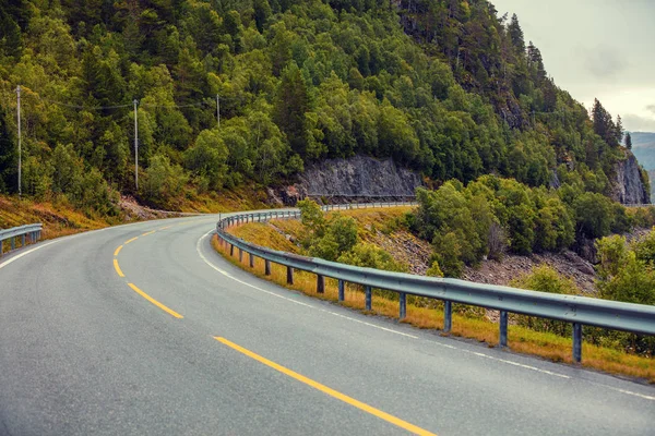 Οδήγηση Ενός Αυτοκινήτου Ενός Ελικοειδούς Ορεινού Δρόμου Θέα Του Ορεινού — Φωτογραφία Αρχείου