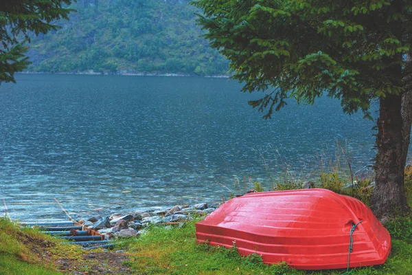 Autumn Rainy Morning Red Boat Lying Upside Shore Mountain Lake — Stock Photo, Image