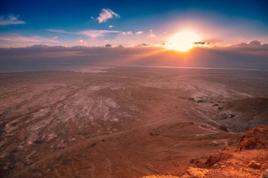 Dead Sea üzerinde güzel gündoğumu. Masada kale görünümü