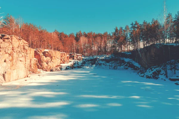 Зимова Природа Заморожене Озеро Скелястим Берегом Гранітний Кар Сонячний День — стокове фото