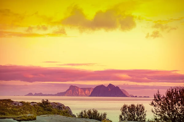 Vid Horisonten Klippor Havet Vacker Klippig Marinmålning Kvällen Wildlife Norway — Stockfoto