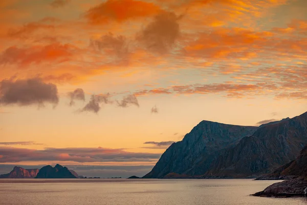 Ufukta Bir Ada Denizde Kayalar Akşam Fiyortun Güzel Kayalık Kıyısı — Stok fotoğraf
