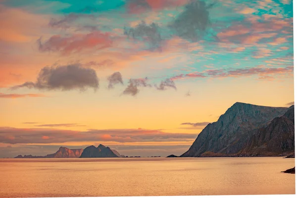 Vid Horisonten Klippor Havet Den Vackra Klippiga Stranden Fjorden Kvällen — Stockfoto