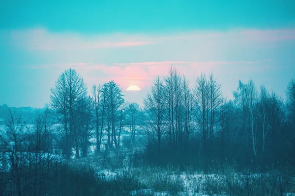 Ländliche Winterlandschaft Bei Sonnenuntergang Winterliche Schneelandschaft Das Schneebedeckte Feld Bei — Stockfoto