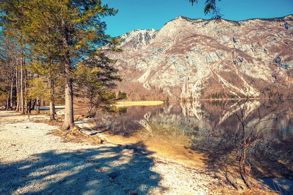 Costa Rochosa Lago Montanha Bela Natureza Reflexão Sobre Lago — Fotografia de Stock