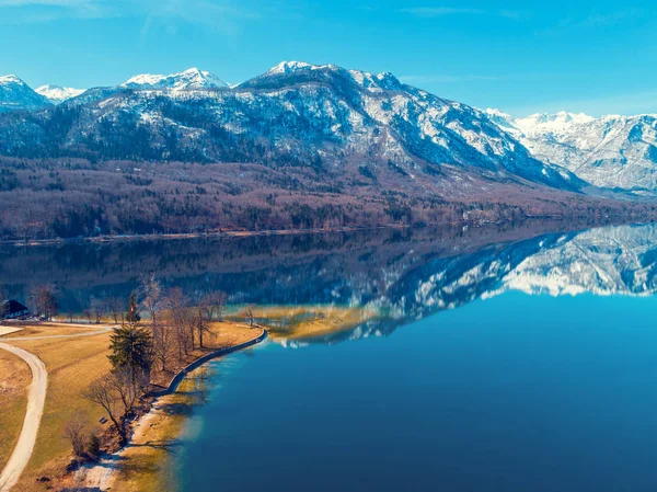Горное Озеро Ранней Весной Снежными Вершинами Прекрасная Природа Отражение Озере — стоковое фото