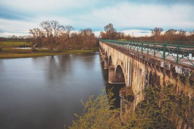 Pont su kemeri. İlkbaharın başlarında Laura Nehri üzerinde tekne kanalı köprüsü. Digoin kanal köprüsü. Digoin, Fransa