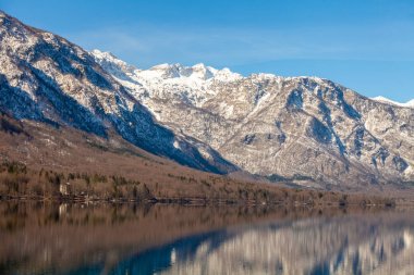Yansımalı dağ gölü. Bohinj Gölü, Slovenya