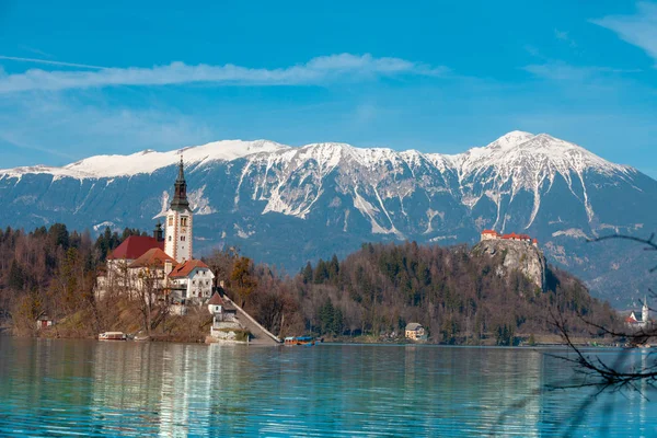 Lago Bled Contra Picos Montanha Nevados Início Primavera Eslovénia Europa — Fotografia de Stock
