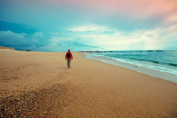 Silhouette Eines Mannes Strand Des Ozeans Beim Dramatischen Sonnenuntergang — Stockfoto