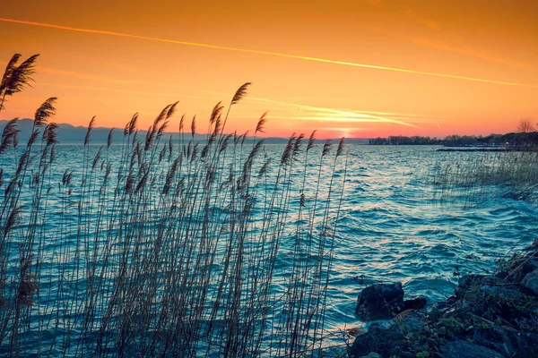 Varhain Aamulla Auringonnousun Yli Järven Garda Järvi Lago Garda Italia — kuvapankkivalokuva