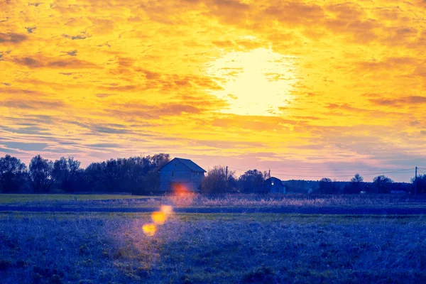 Ländliche Landschaft Abend Bei Sonnenuntergang Silhouette Des Dorfes Vor Dem — Stockfoto