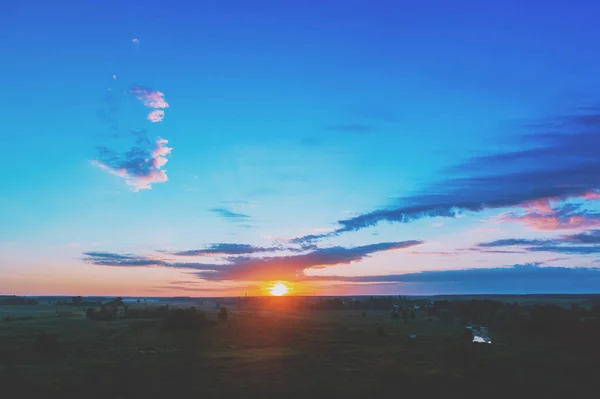 Magische Zonsondergang Het Platteland Rivier Weide Landschap Avond Luchtfoto — Stockfoto