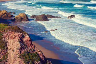 Güneşli bir günde kayalık sahil