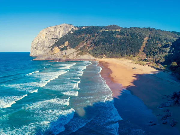 Felsige Meeresküste Einem Sonnigen Tag Luftaufnahme Eines Strandes Playa Laga — Stockfoto