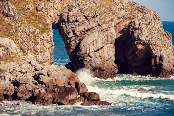 Costa Rocosa Rock Con Dos Arcos Costa Vizcaya País Vasco — Foto de Stock