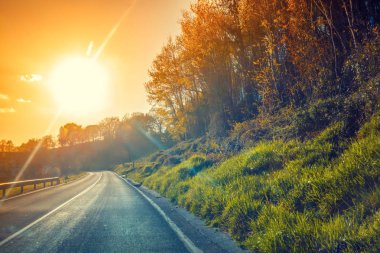 Gün batımında dağ yolu. Bask Ülkesi, İspanya, Avrupa