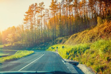 Gün batımında dağ yolu. Bask Ülkesi, İspanya, Avrupa