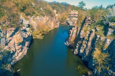 Erken baharda Kanyon bir dağ nehri havadan görünümü