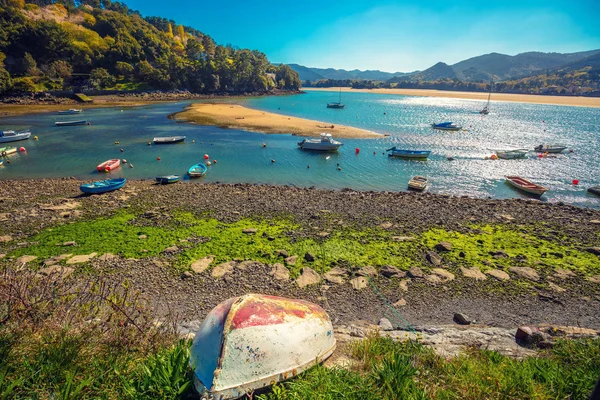 Boote Der Bucht Bei Ebbe Urdaibai Biscay Spanien — Stockfoto