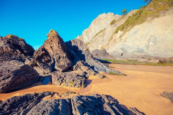 晴れた日の美しい岩の海景 — ストック写真