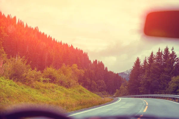 Blick Aus Der Windschutzscheibe Autofahren Auf Der Bergstraße Schöne Natur — Stockfoto