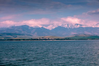 Gün batımı gökyüzüne karşı güzel karlı dağlar. Slovakya'nın Doğası