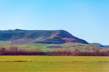 İlkbaharda dağların manzarası. İspanya, Avrupa
