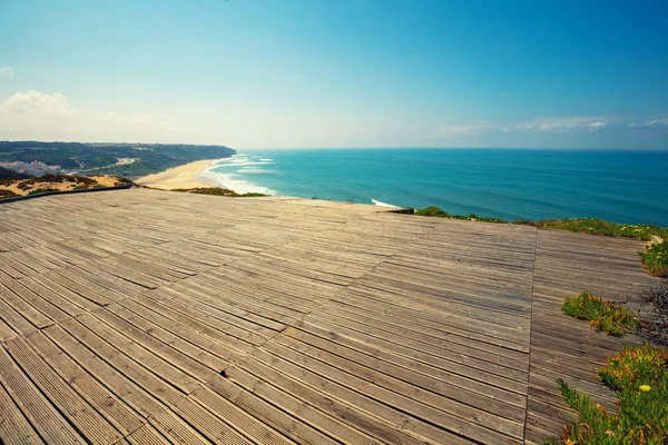 Die Holzplattform Für Den Gleitschirmflug Felsige Meeresküste Sonnigen Tagen Siegeswände lizenzfreie Stockbilder