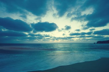 Denizüzerinde gün batımı. Akşam atlantik okyanusu. Nazare, Portekiz, Avrupa