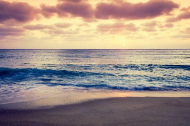 Denizüzerinde gün batımı. Akşam atlantik okyanusu. Nazare, Portekiz, Avrupa