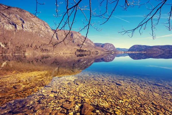 Costa Rochosa Lago Montanha Bela Natureza Reflexão Sobre Lago — Fotografia de Stock