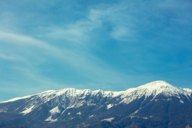 karla kaplı dağ