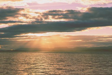 Sabah erkenden, gündoğumu denize. Güzel deniz manzara