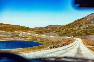 Bir araba sürüş dağ yolda. Doğa Norveç. Kutup dairesi. Nordkapp giderken