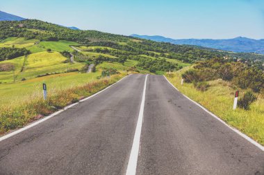 Güzel manzara, bahar doğası. Toskana, İtalya güneşli alanlar arasında sarma il yol