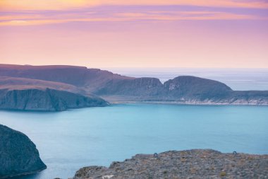 Dramatik günbatımı gökyüzü ile güzel deniz manzarası. Vahşi doğa Norveç. Nordkapp, Mageroya Adası, Finnmark