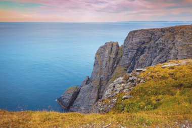 Deniz Barents. Gün batımında güzel bir sahil. Vahşi doğa Norveç. Nordkapp, Mageroya Adası, Avrupa