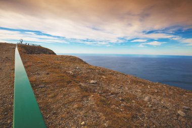 Nordkapp. Mageroya Adası. Mavi bulutlu gökyüzü ile kayalık sahil. Norveç 'in güzel doğası. Arctic Körfezi. Deniz Barents. Arctic Okyanusu.