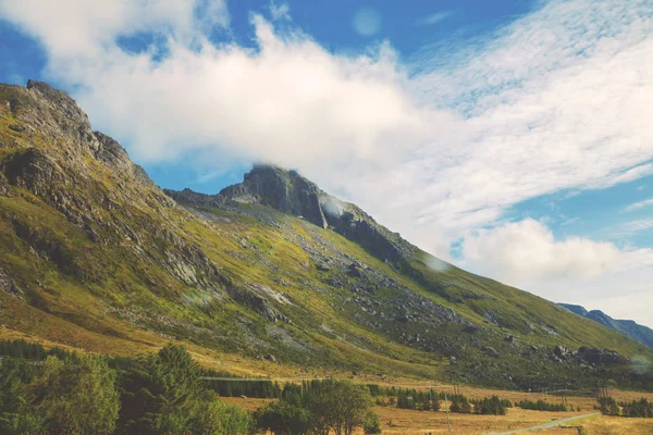 Schöne Berge Gegen Bewölkten Himmel Natur Norwegens — Stockfoto