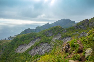Açık denizin Reinebringen Dağı 'ndan havadan görünüm. Reine, Lofoten Adaları Norveç. Güzel vahşi doğa