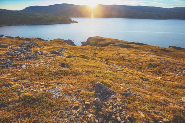 Pôr Sol Sobre Costa Rochosa Bela Natureza Noruega Arctic Bay — Fotografia de Stock