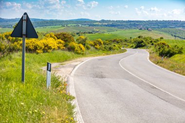 Güzel manzara, bahar doğası. Toskana, İtalya güneşli alanlar arasında sarma il yol