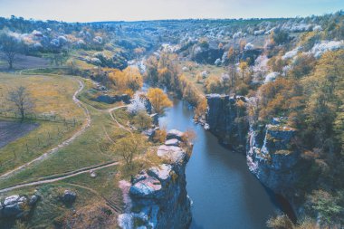Bir dağ nehri ile güzel manzara. İlkbaharın başlarında kanyon. Yukarıdan görüntüle